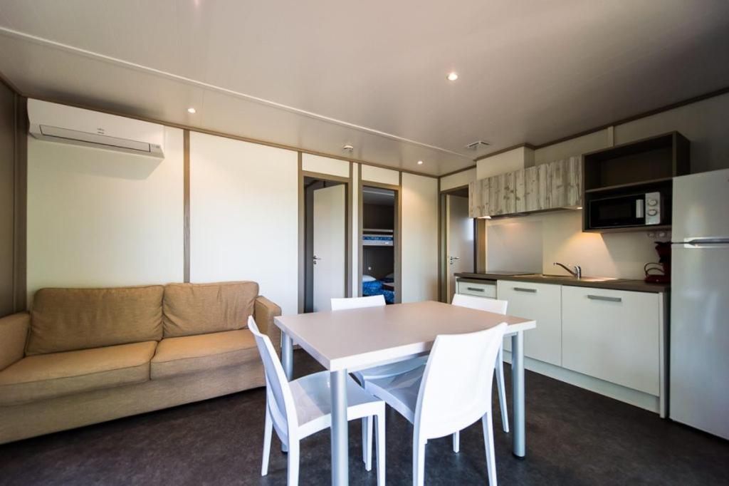Camping Les Hautes Prairies Lourmarin Exterior foto
