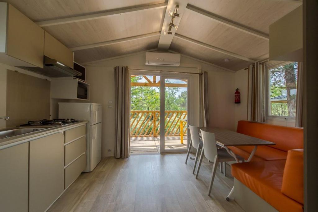 Camping Les Hautes Prairies Lourmarin Exterior foto